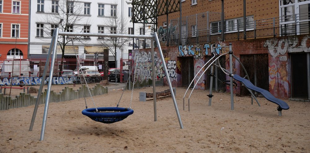 Der Spielplatz Dresdener Str. 127 mit Spielgeräten.