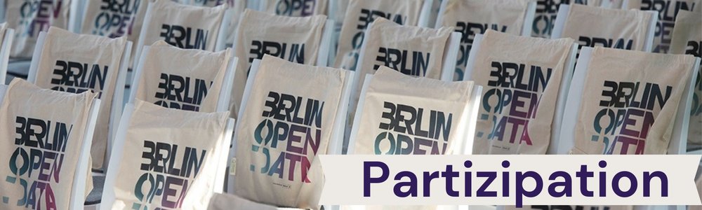 Stühle im Konferenzsaal mit den Taschen vom Berlin Open Data Day