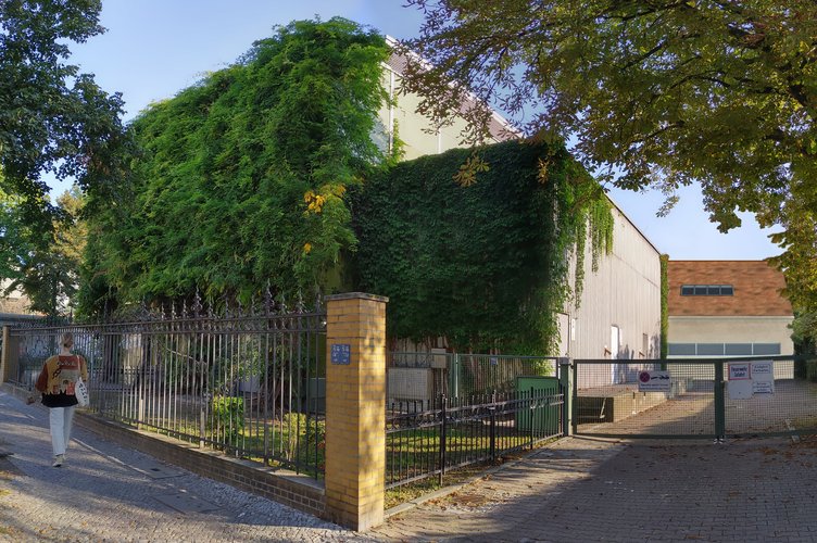 eingezäunter Vorgarten vor dem Umspannwerk Richardstraße