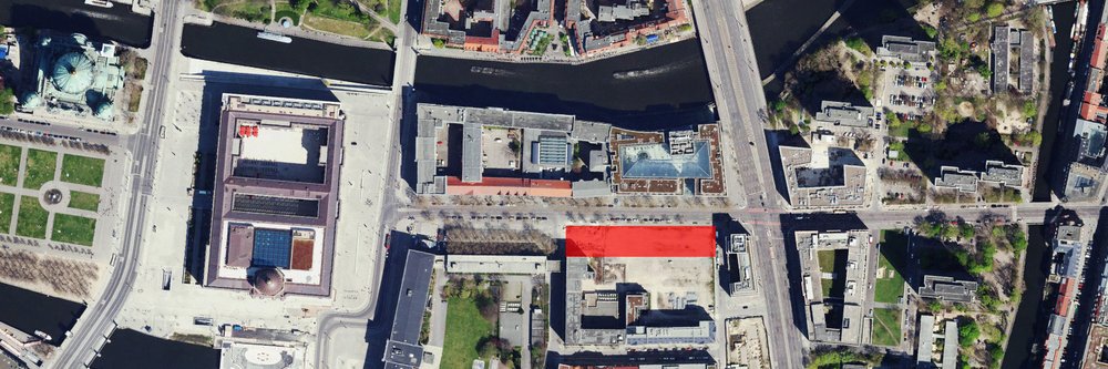 Luftbild; oben die Spree, links das Humboldtforum, rechts die Fischerinsel