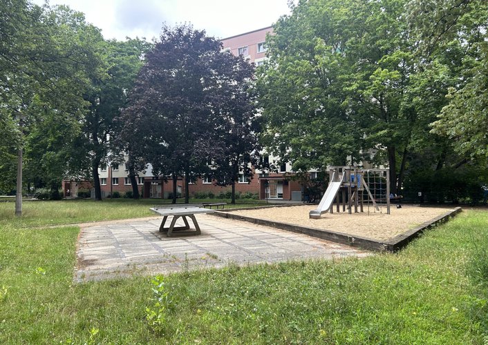 Spielplatz Neue Blumenstraße mit Spielelement und Tischtennisplatte