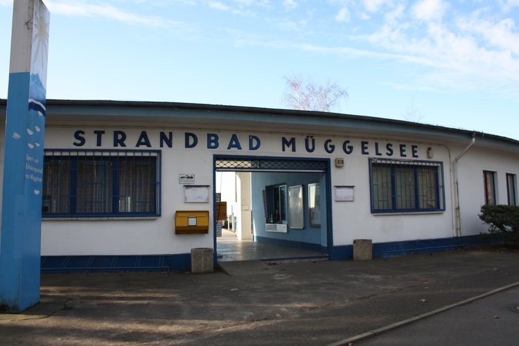 Das Bild zeigt den Eingang zum Strandbad Müggelsee