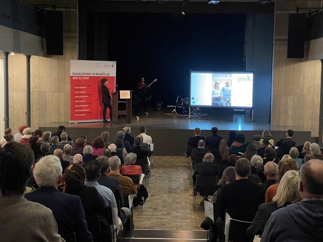 Bild von der Veranstaltung zum Engagementpreis mit Bühne und Publikum