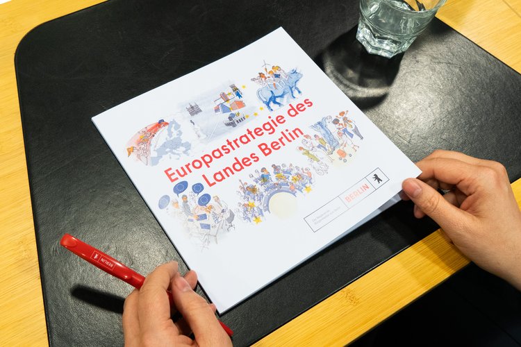 Titel 'Europastrategie des Landes Berlin' in roter Schrift zentral