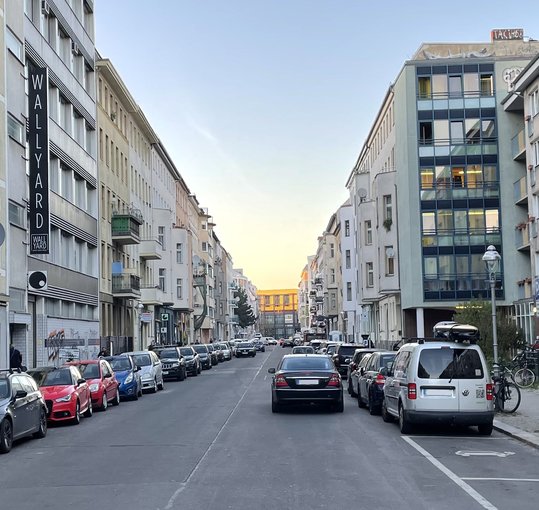 Blick entlang der Lübecker Straße - Breite Straße, geparkte Autos, Häuse