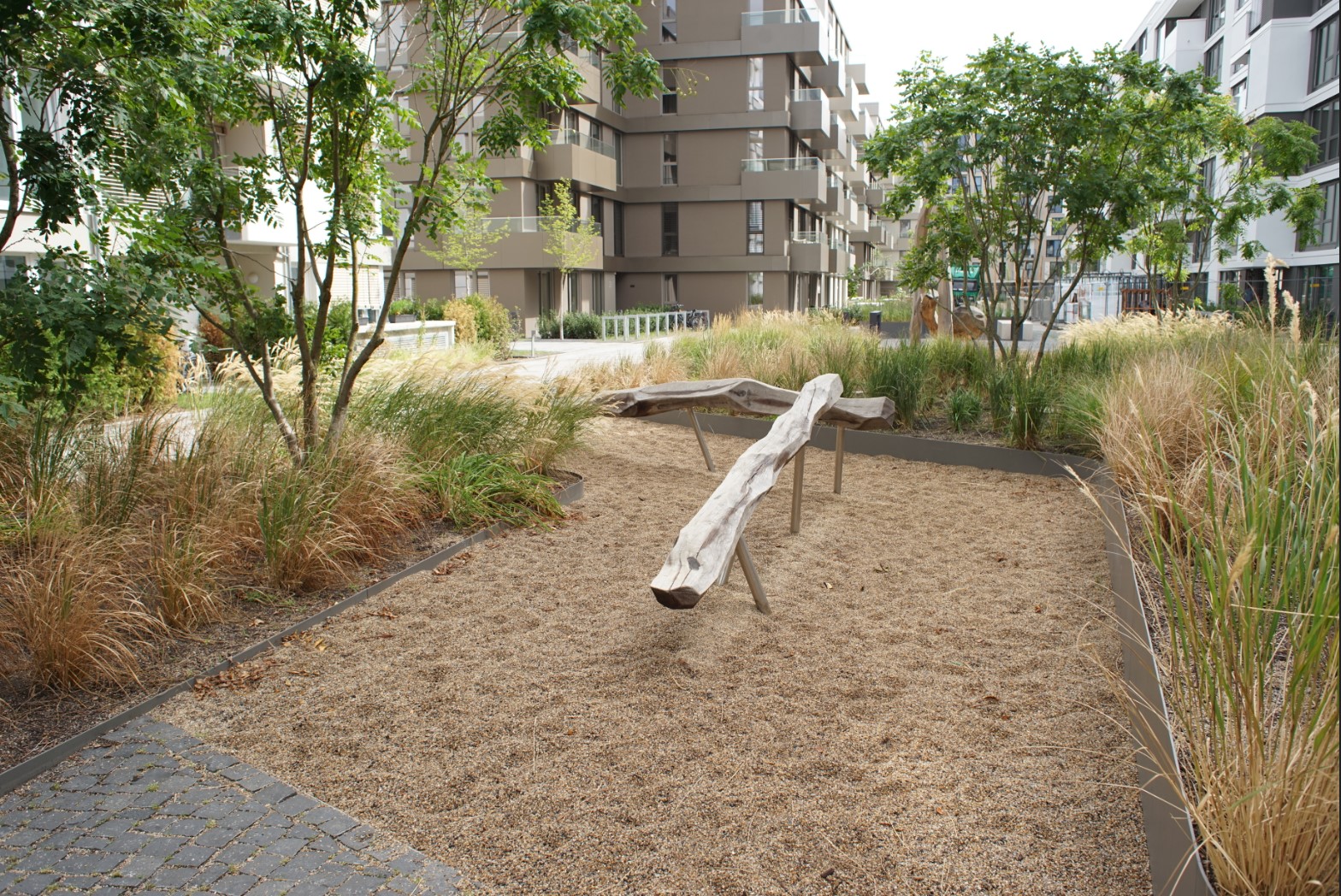 Spielplatz als Gestaltungselement, Foto: SenStadtWohn 2020