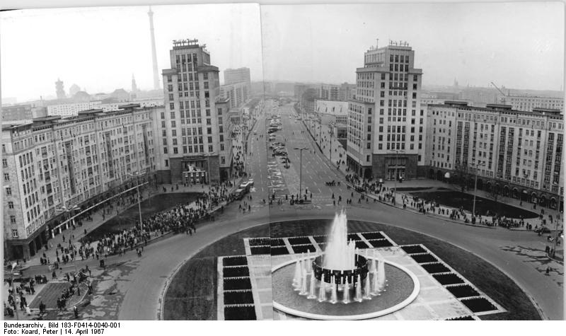 Foto Strausberger Platz vom 14.04.1987 (Foto Koard, Peter; Bundesarchiv)