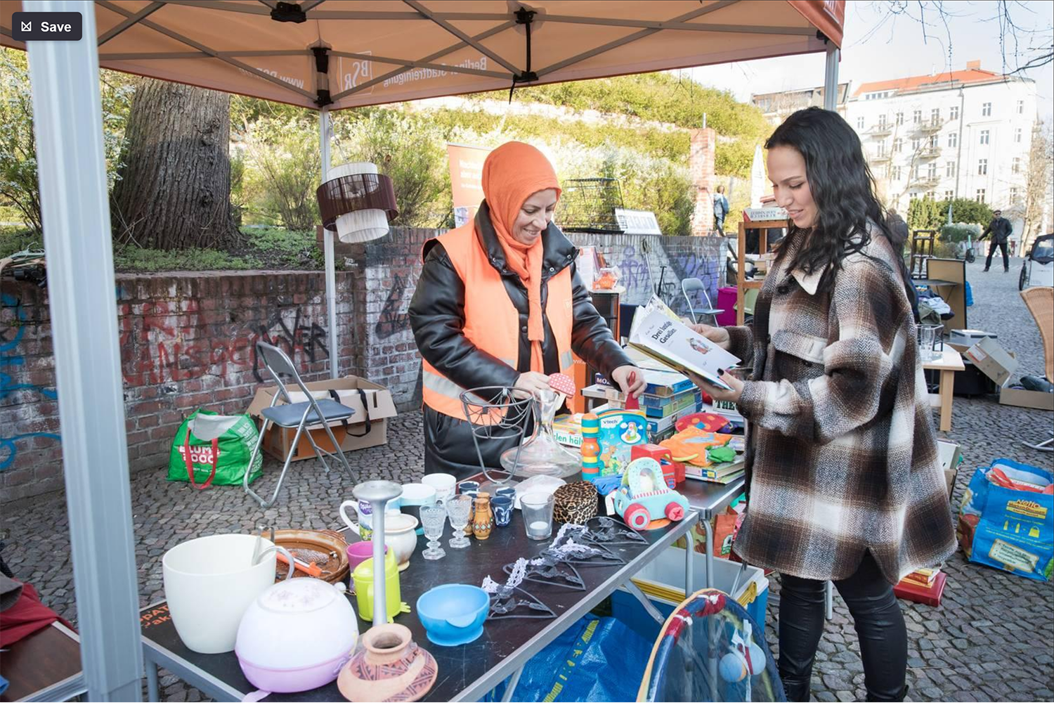 Auf dem Kieztag gibt es eine Menge Dinge zu entdecken. Zwei Frauen stehen an einem Tauschstand der BSR