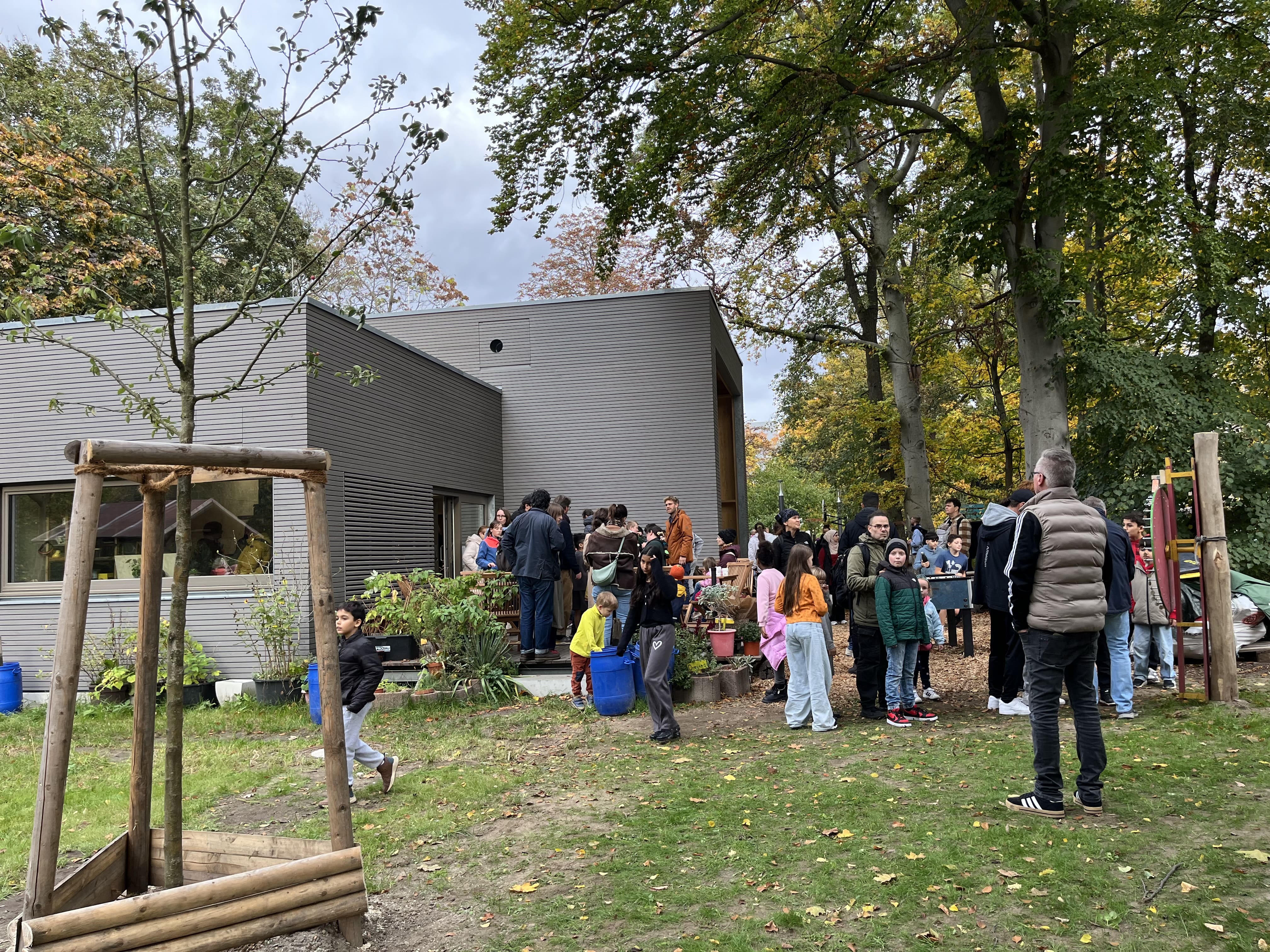 Menschen stehen vor dem neuen Gebäude des Moabiter Kinderhofs