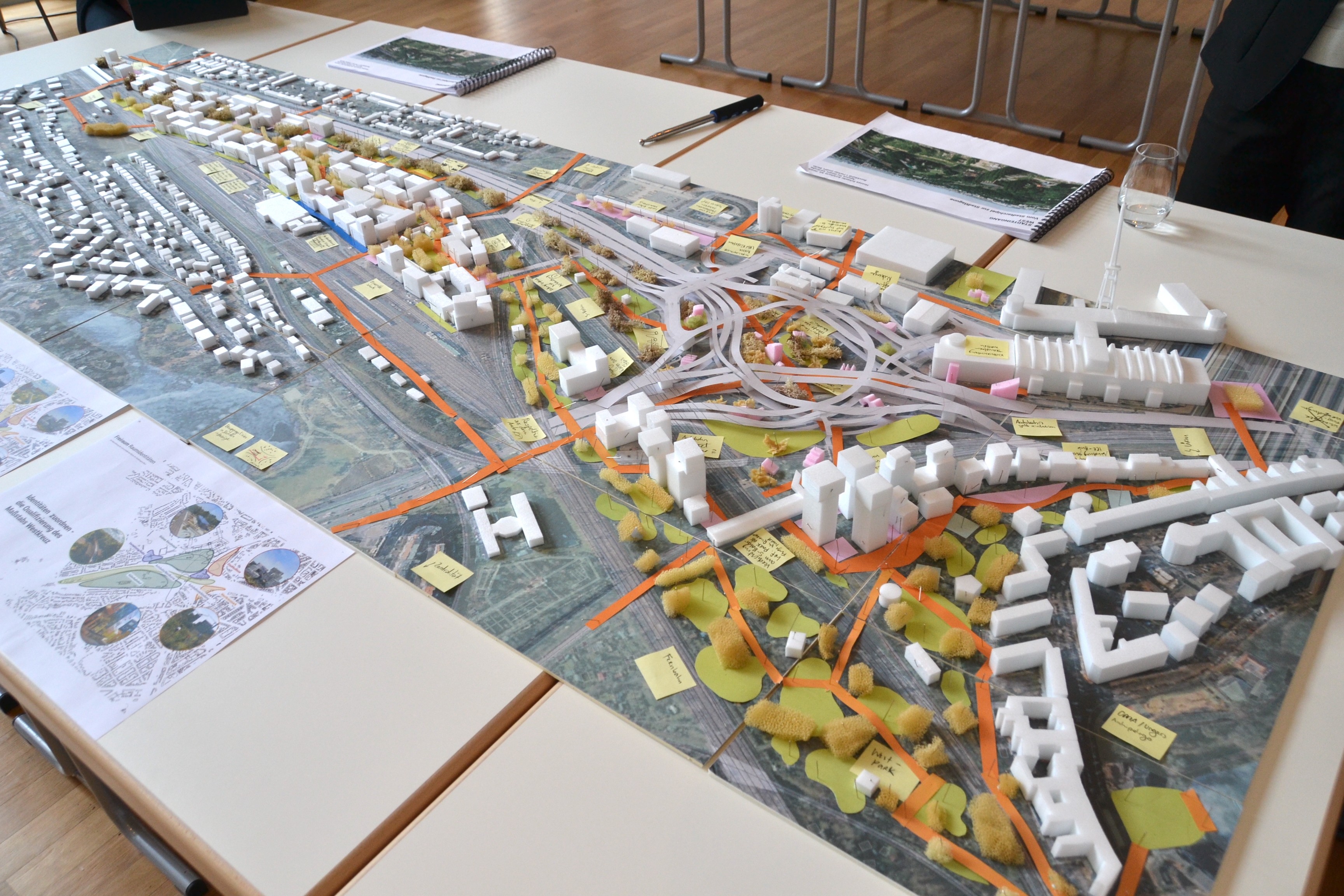 Foto des Modells vom Team Hosoya Schaefer Architects AG, Zürich und Agence Ter .de GmbH, Karlsruhe in Blickrichtung Südwesten