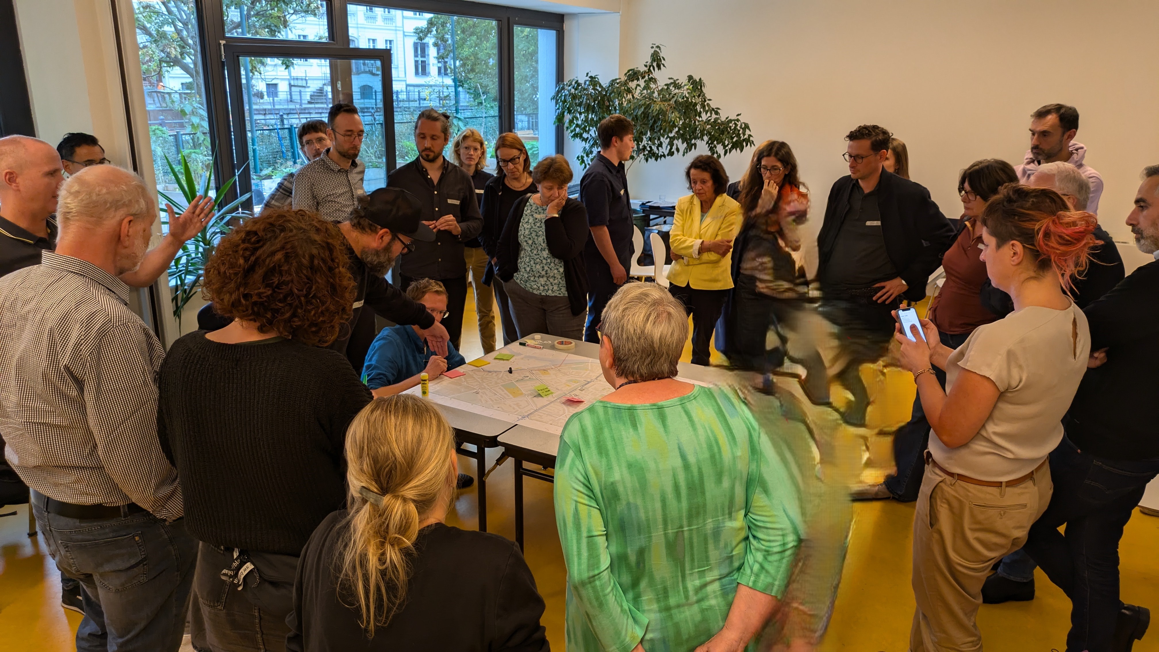Teilnehmende des Nachbarschaftsrats besprechen das finale Kiezblock-Konzept