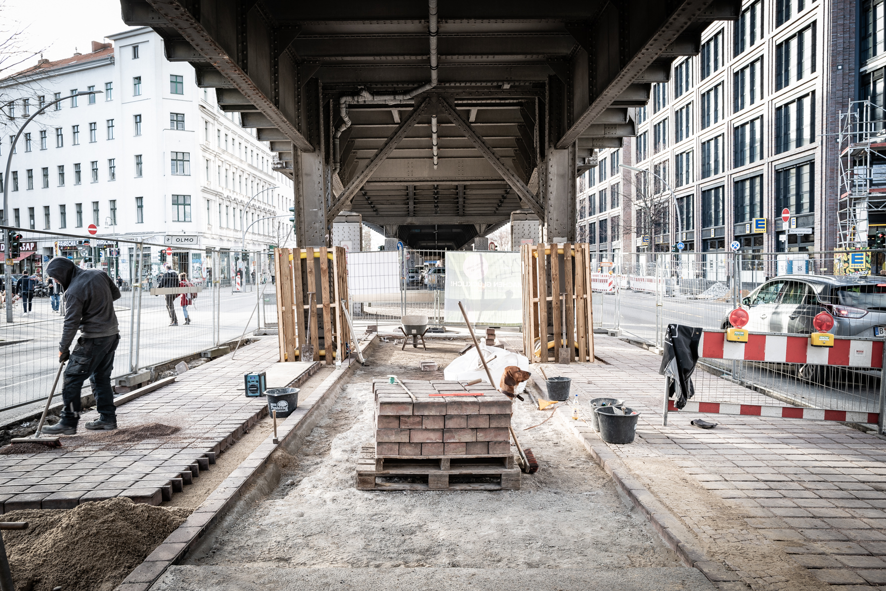 Baustelle unter dem Viadukt, Bauarbeiten am Rand, Neuverlegung der Pflastersteine