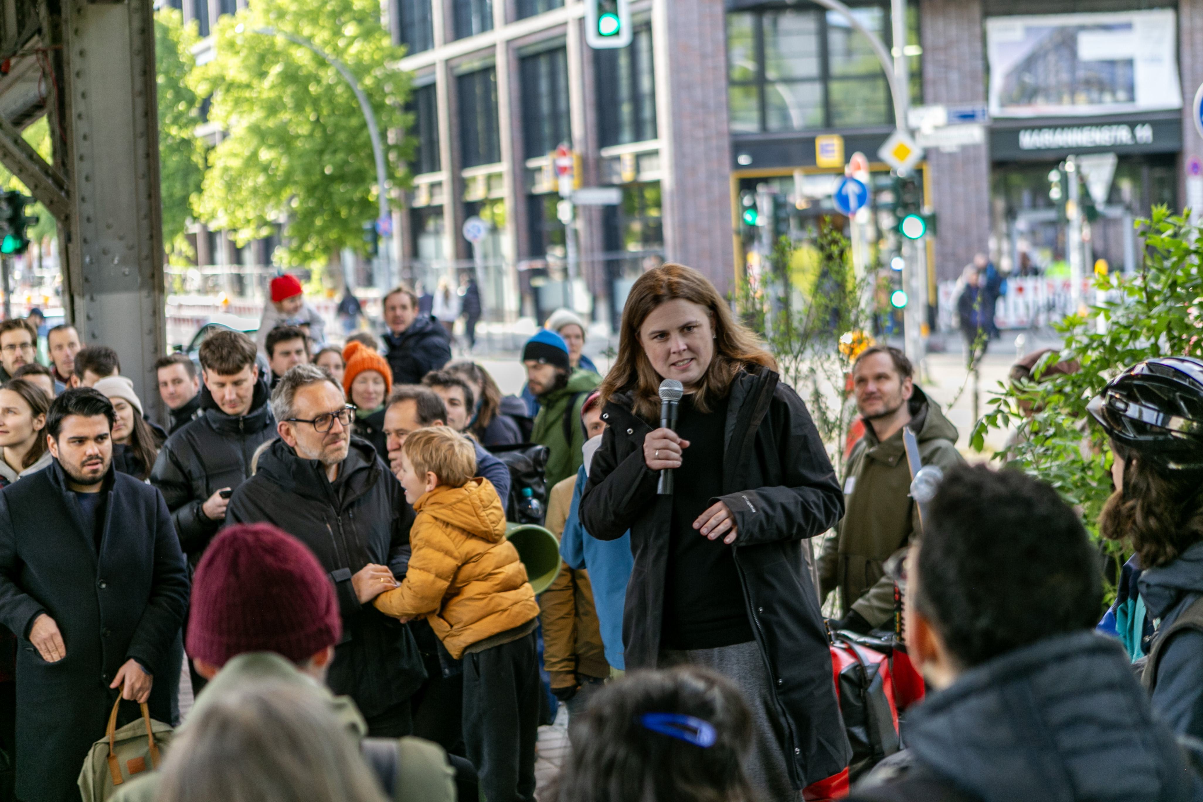 die Bezirksbürgermeisterin von Friedrichshain-Kreuzberg ritet Grußworte an zahlreiche Menschen