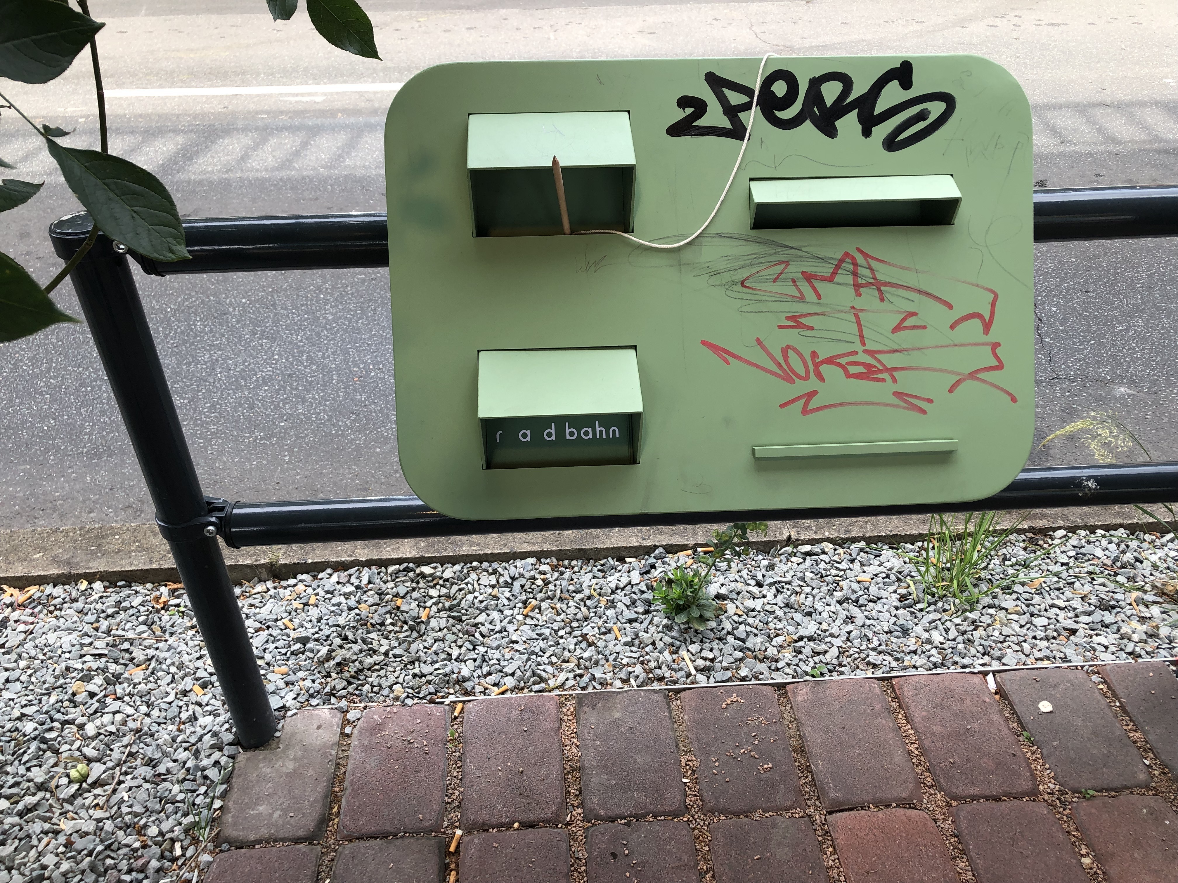 Foto des hellgrünen Briefkastens auf dem Testfeld, mit Stifte- und Postkartenbox
