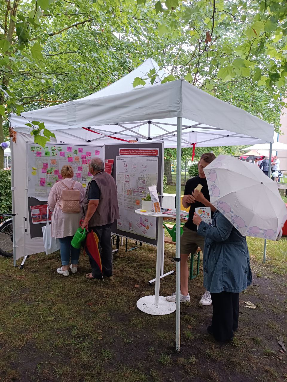 Beteiligungsstand bestehend aus einem Pavillion und an Stellwänden befestigten Plänen