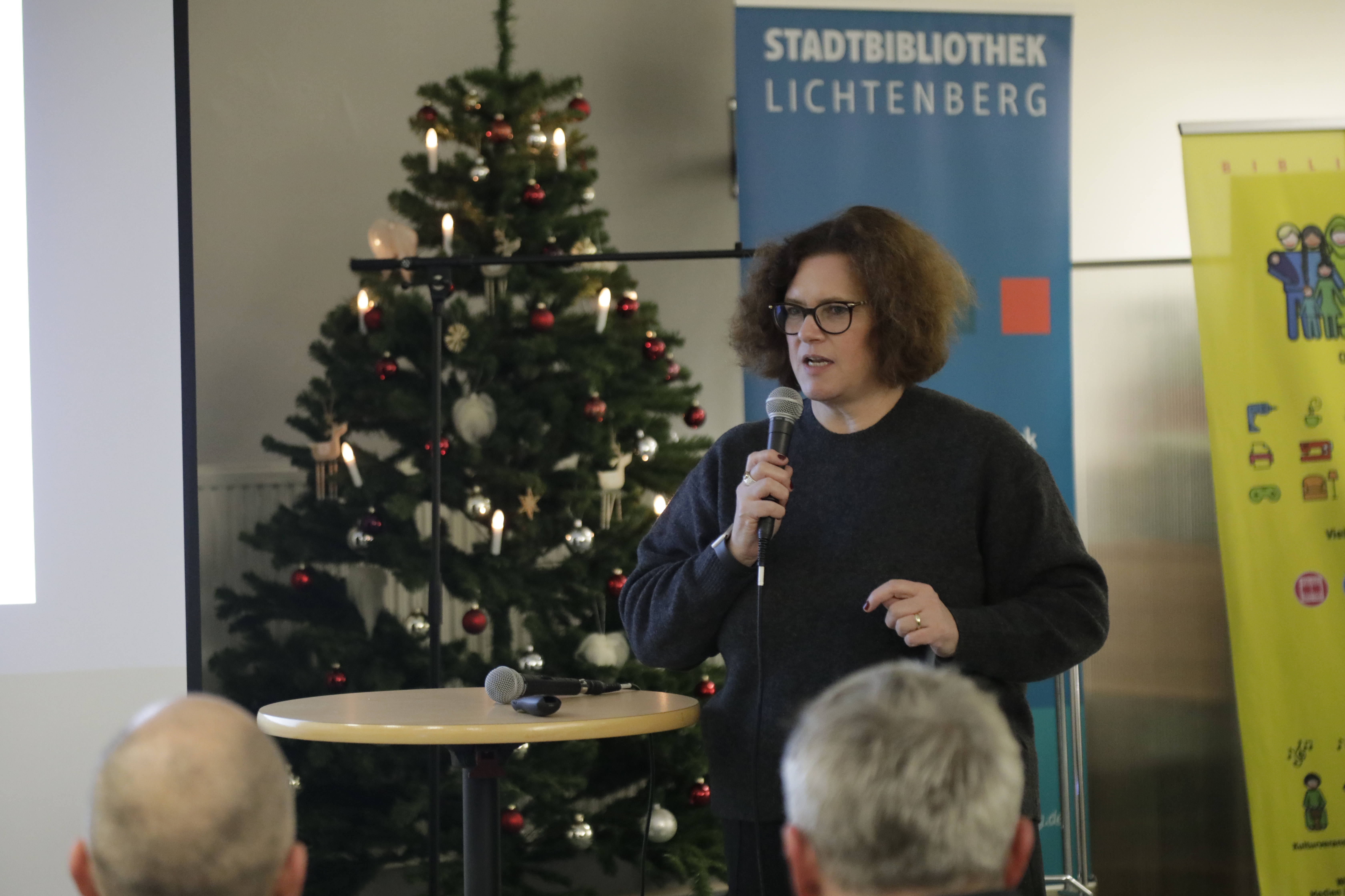 Camilla Schuler am Mikrofon