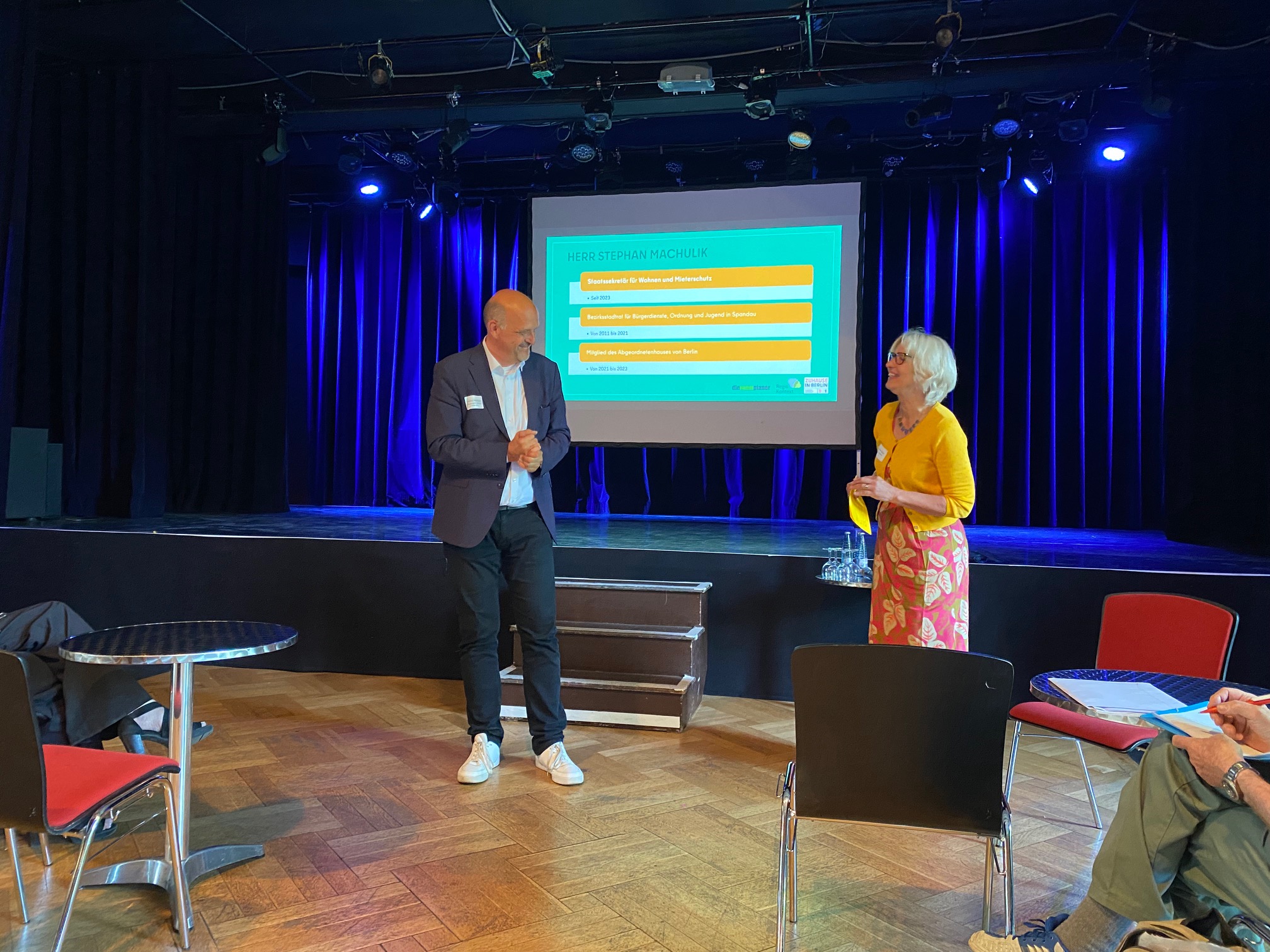 Herr Machulik und Frau Slapa bei der Eröffnungsrede