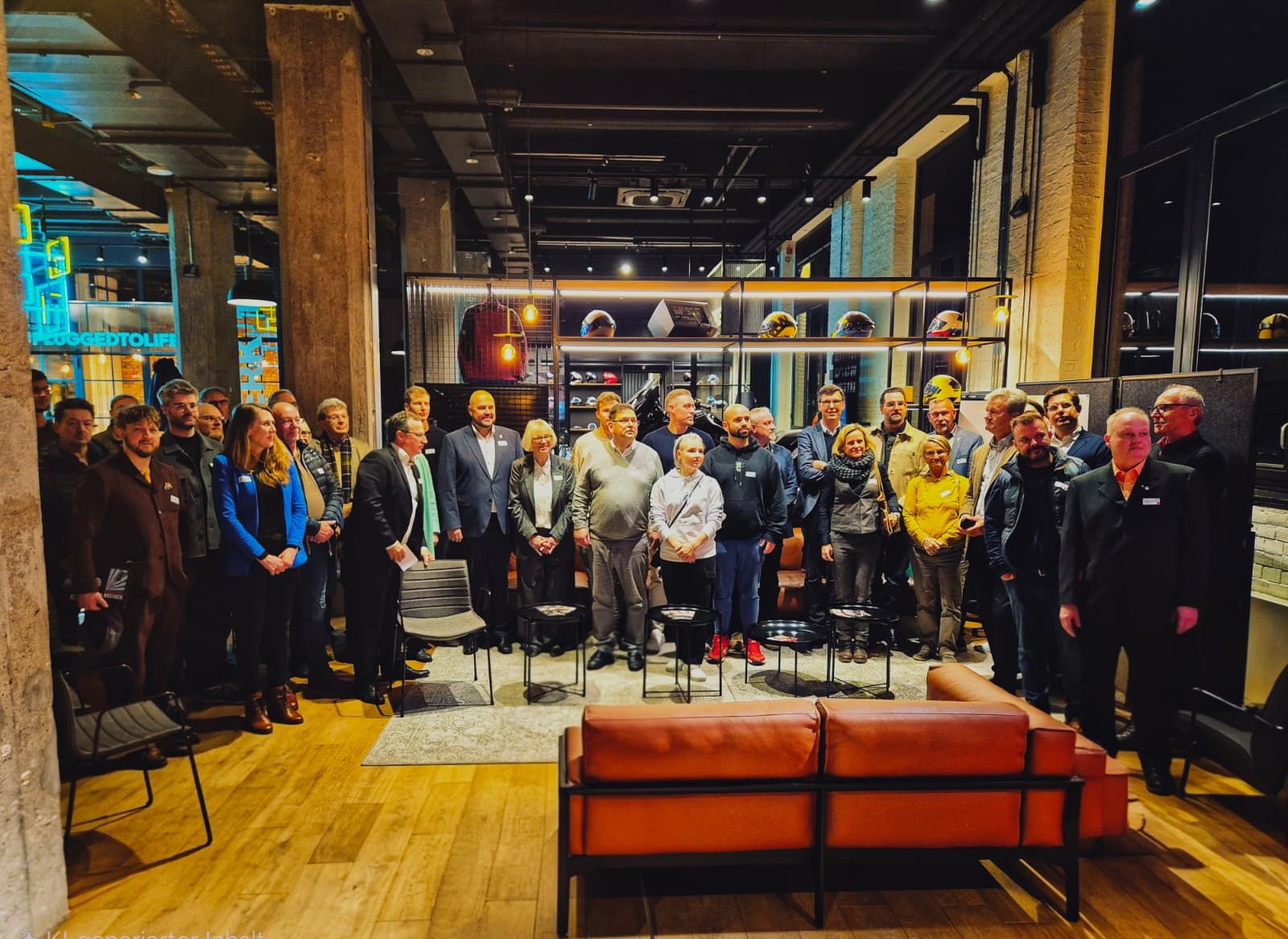 Gruppenfoto der Teilnehmer an der Veranstaltung im BMW-Motorradwerk